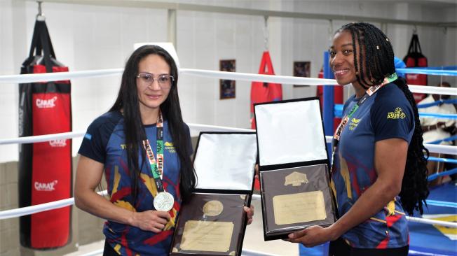 Angie Valdez y Jenny Arias recibieron una placa conmemorativa por su presentación en la India. El evento fue realizado en el Gimnasio Cuadrilátero Élite.