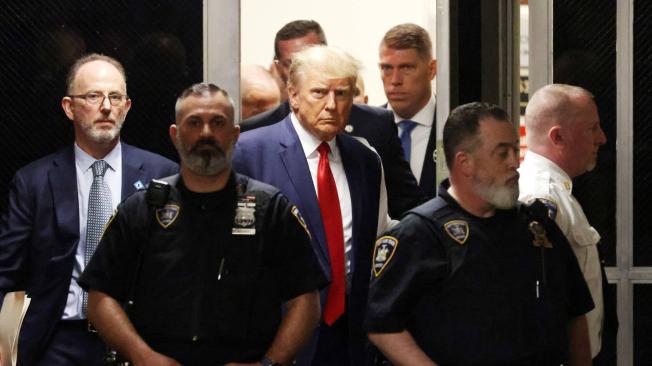 El expresidente de EE. UU. Donald Trump camina hacia la sala del tribunal penal de Nueva York en Nueva York.