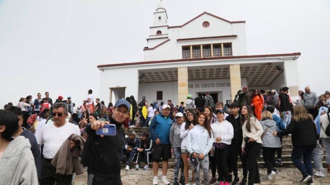 Jueves Santo: con frio intenso miles de personas suben  al cerro de Monserrate, transcure con normalidad.