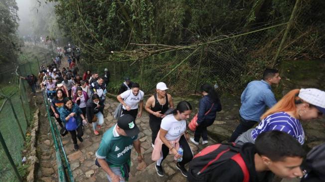 Jueves Santo: con frio intenso miles de personas suben  al cerro de Monserrate, transcure con normalidad.