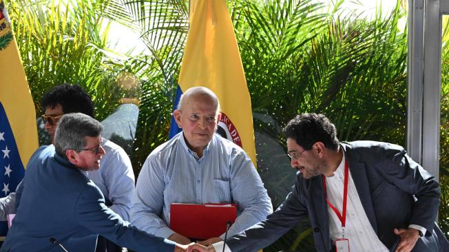 ablo Beltrán (izq.) e Iván Cepeda (der.) estrechando manos frente a Otty Patiño, jefe de la delegación
del Gobierno en la negociación con el Eln.
