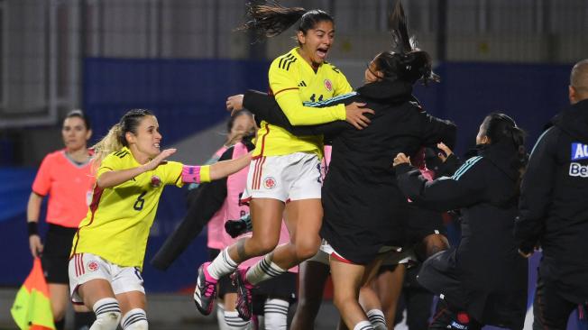 Catalina Usme celebra su gol contra Francia.