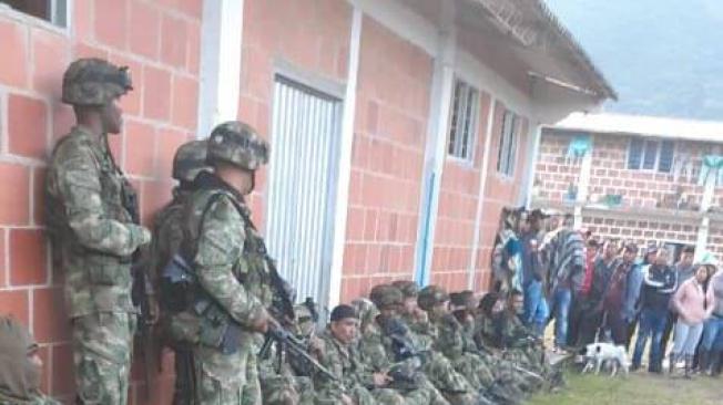 Militares retenidos en Toribío