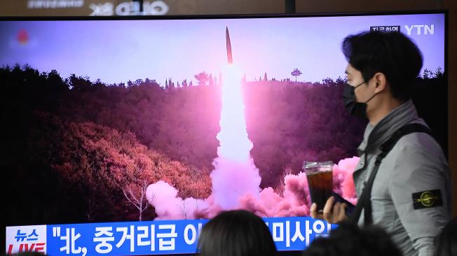 Transmisión de noticias con imágenes de archivo de una prueba de misiles de Corea del Norte.