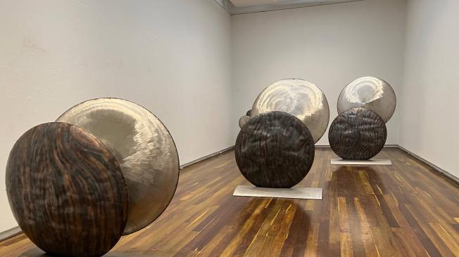 Obras de Lydia Azout, en  la sala principal de la Galería Alonso Garcés. Las cinco esculturas expresan todo su poder.