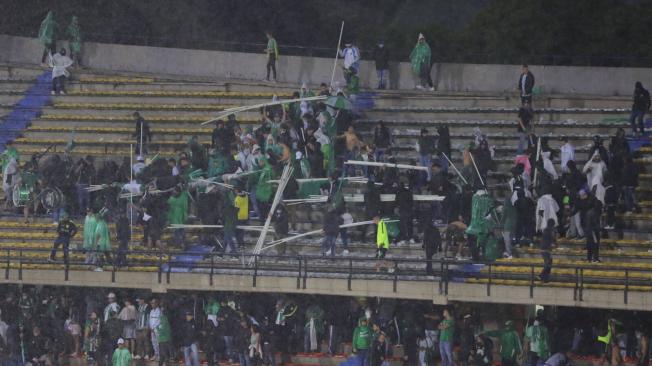 El estadio fue evacuado debido a los actos violentos en la tribuna sur.