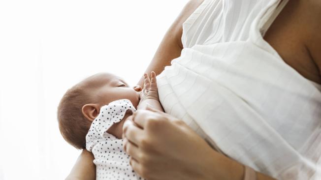 La principal función del calostro es preparar el sistema digestivo del bebé y proporcionar anticuerpos que lo protegerán de algunas enfermedades.