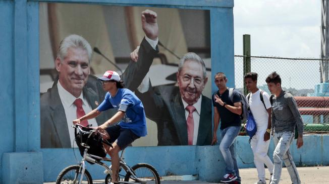 Fotografía del presidente de la República de Cuba Miguel Díaz-Canel junto a Raúl Castro, en La Habana (Cuba).