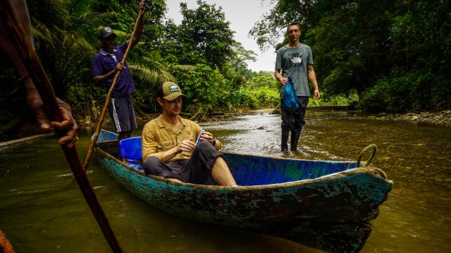 Turistas disfrutan de un paseo en canoa en Nuquí (Chocó)