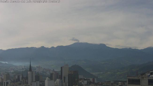 Así amanece el volcán Nevado del Ruiz en la mañana de este domingo 23 de abril. Imagen desde el centro de observación de Manizales del SGC.