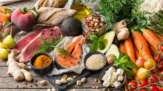 La alimentación que incluye variadas proporciones de vegetales, hortalizas, carnes y otros productos derivados de animales es la más recomendada por nutricionistas.