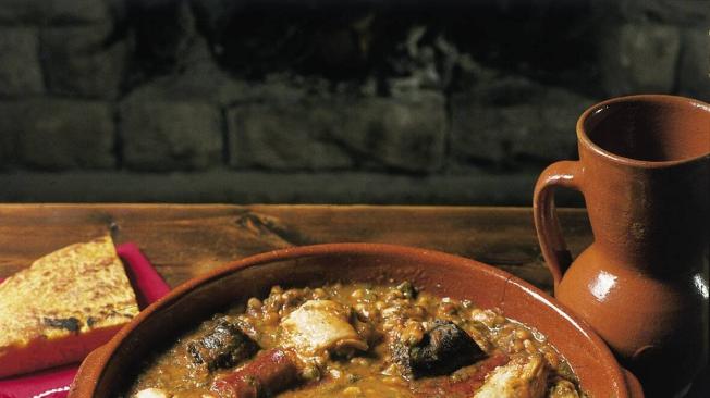 En la gastronomía de Potes, su plato insignia, el cocido lebaniego.