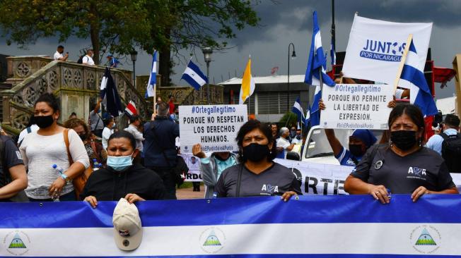 Martha Lira, primera de izquierda a derecha, participa en una marcha en San José, Costa Rica, pidiendo justicia por el asesinato de su hijo.
