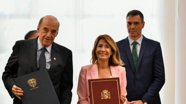 Canciller Álvaro Leyva en la firma de los acuerdos.