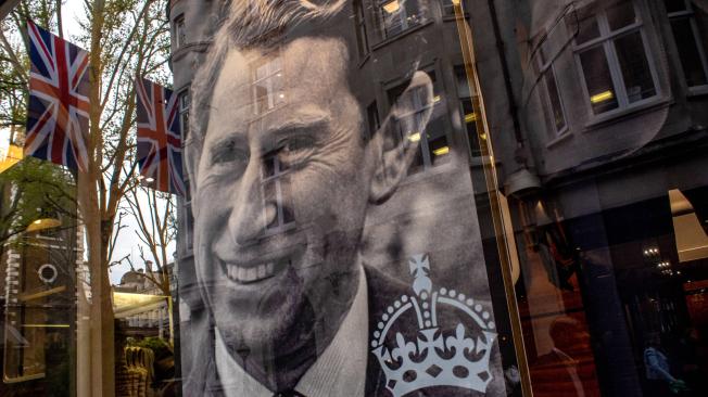 Retrato del rey Carlos III en la ventana de una tienda en Londres.