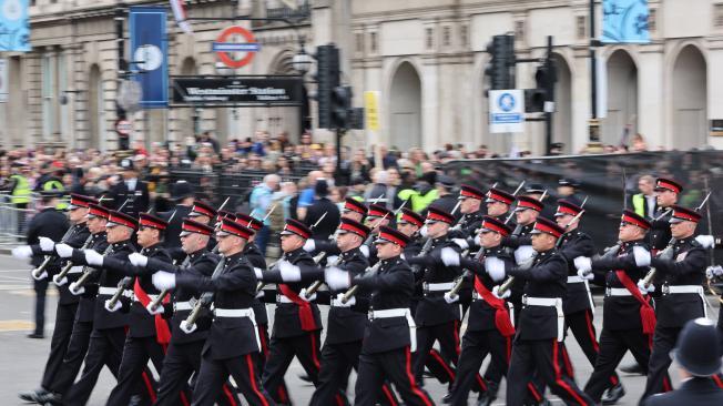 Soldados se dirigen a su punto de encuentro antes que el Rey Carlos III de Gran Bretaña y la Reina Consorte Camilla, viajando desde el Palacio de Buckingham a la Abadía de Westminster para su ceremonia de coronación en Londres.