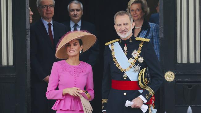 Los reyes de España, Felipe VI y Letizia, abandonan la residencia del embajador español en el Reino Unido de camino a la Abadía de Westminster para asistir a la coronación de Carlos III y Camila.