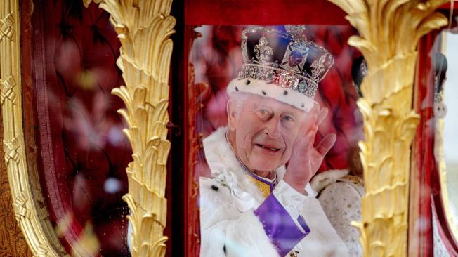 El rey Carlos III, en camino al Palacio de Buckingham tras la ceremonia de coronación en la Abadía de Westminster.