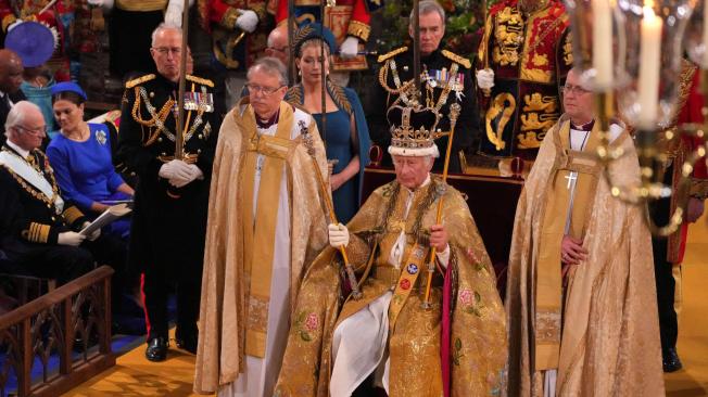 El rey Carlos III de Gran Bretaña con la corona de San Eduardo en la cabeza.