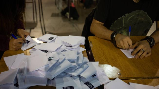 Un total de 2.932 centros de votación abrieron este domingo en Chile para los segundos comicios constituyentes en dos años.