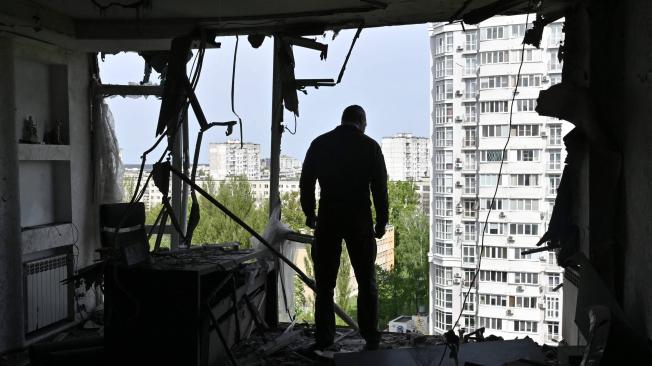 El alcalde de la capital ucraniana, Kiev, Vitali Klitschko, examina un edificio residencial afectado por los restos de un dron ruso.