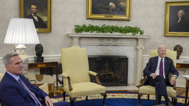 El presidente de la Cámara de Representantes de EE. UU., Kevin McCarthy, se reúne con el presidente Joe Biden en la Oficina Oval.