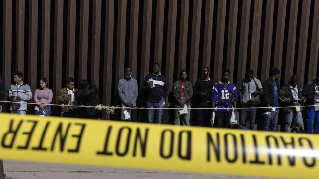 Migrantes en la frontera horas antes del fin del Título 42.