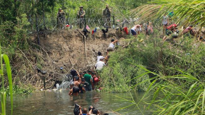 En la agonía del Título 42, los migrantes que se encuentran varados en la frontera de Matamoros, Tamaulipas, en el norte de México, han padecido crisis nerviosas y no han dejado de lanzarse al río Bravo.