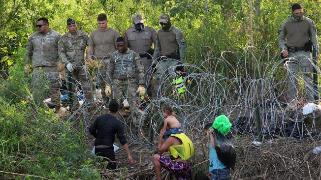 Migrantes intentan llegar a EE.UU.