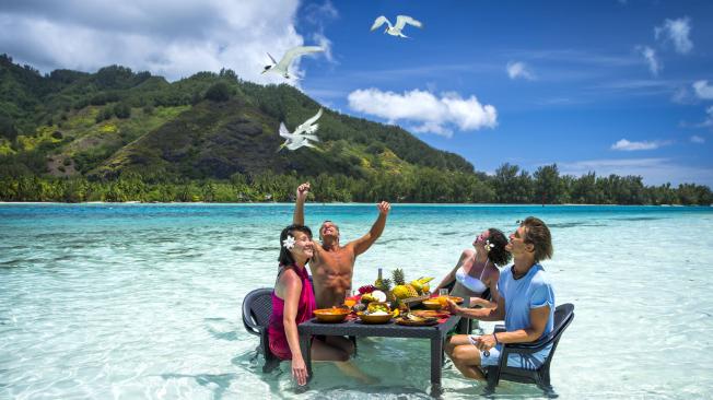 Turistas en las aguas paradisíacas de Moorea, Polinesia Francesa.