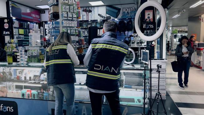 Funcionarios de la Dian inspeccionan los locales de centros comerciales para que expidan la factura electrónica.