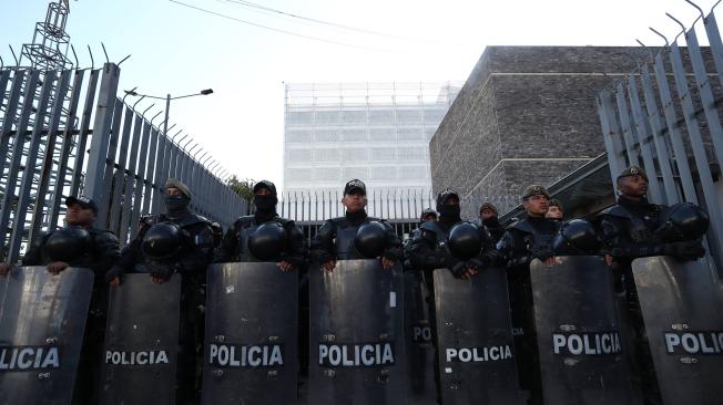 Policías vigilan los alrededores del Palacio de Carondelet, hoy, en Quito (Ecuador).