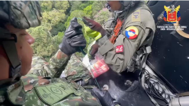 Militares lanzan kits de supervivencia a niños desaparecidos en Guaviare.