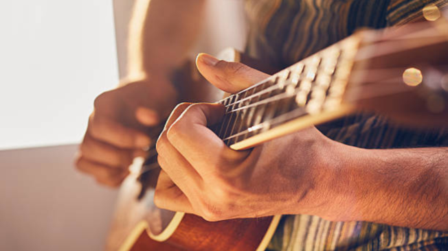 Cuando se toca la guitarra, se pueden producir diferentes sonidos al pulsar las cuerdas con los dedos o con una púa.