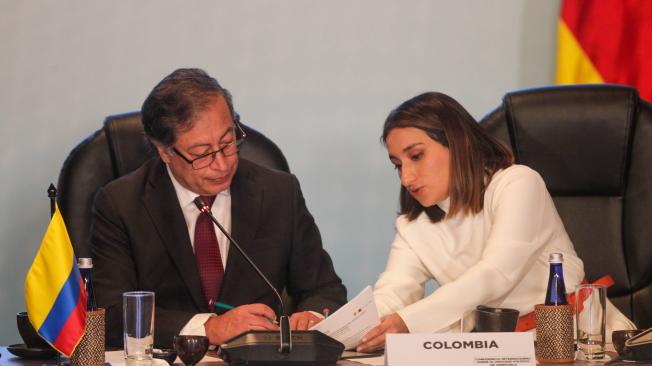 Laura Camila Sarabia Torres, jefe de Gabinete de la Presidencia de la República, junto a Gustavo Petro presidente de Colombia