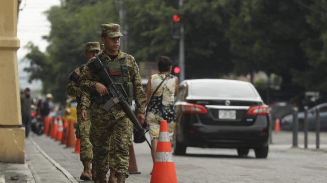 Soldados realizan patrullaje en el centro de San Salvador (El Salvador). Hoy los ciudadanos afirman sentirse más seguros.