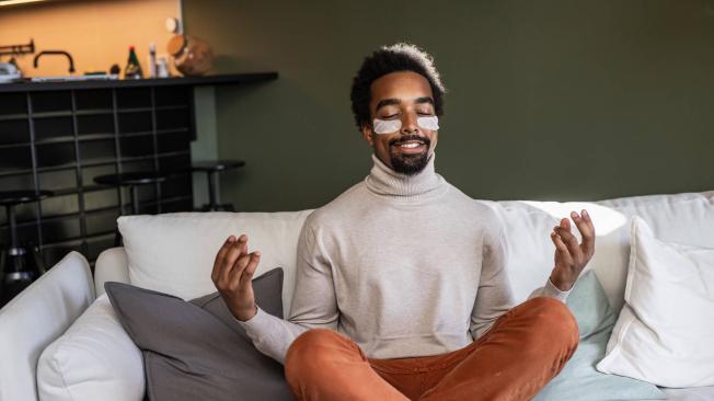 Un estudio demostró que la realización de ejercicios para los músculos faciales dos veces al día durante ocho semanas aumenta el grosor de los músculos y mejora el rejuvenecimiento del rostro