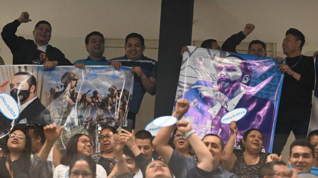Simpatizantes de Nayib Bukele en el Congreso de El Salvador.