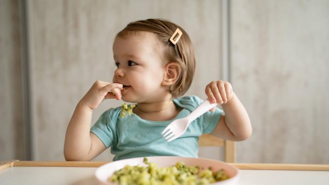 A los dos años, los bebés pueden comer verduras cocidas en porciones pequeñas.