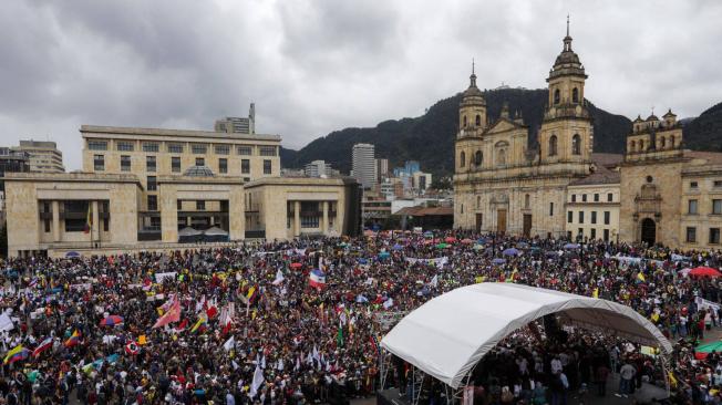 Vista a la plaza de Bolívar desde el congreso de la República de Colombia durante las marchas del 7 de junio convocadas por el presidente Gustavo Petro.