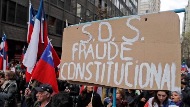 Manifestaciones contra la redacción de una nueva constitución se presentaron este miércoles en Santiago.