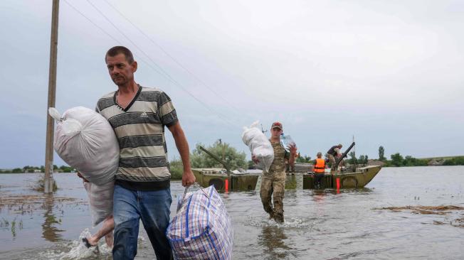 Evacuación de un área inundada en Afanasiyivka tras los daños sufridos en la represa de la central hidroeléctrica de Kakhovka.