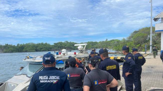 En un operativo para interceptar la embarcación "Miss DA Da" participó Policía Judicial de Migración Colombia, el CTI, Dirección de Fiscalías de Santander, Armada Nacional, Ejército, Fuerza Aérea y el apoyo del grupo HSI/ICE de la  Emabaja de los Estados Unidos.