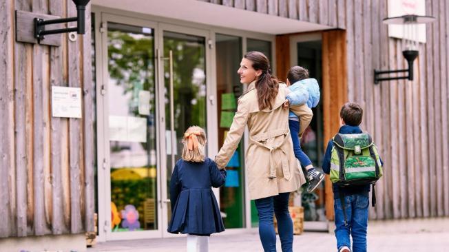 El reconocimiento de los nuevos tipos de familia y la extensión de licencias de maternidad más allá de la ley, promueven la igualdad y ayudan a la mujer a derribar techos y escaleras de cristal.