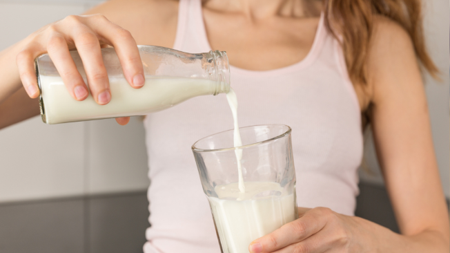 La leche puede tener incluso más propiedades que las bebidas hidratantes.