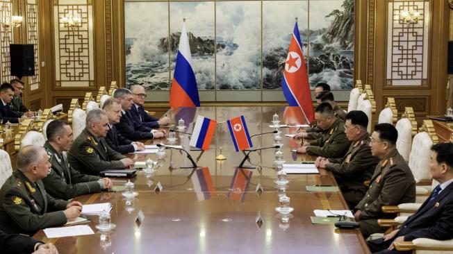 Reunión entre el ministro de Defensa de Rusia y una delegación de Corea del Norte.