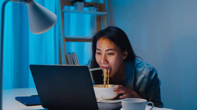 Algunas personas se saltan comidas importantes como el desyuno y prefieren comer tarde.