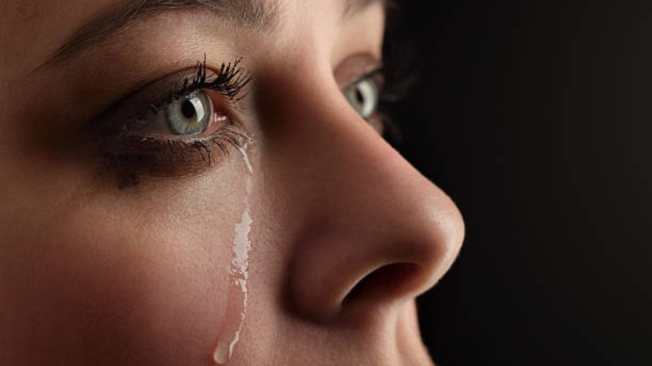 Las lágrimas tienen una función importante al mantener el ojo hidratado y eliminar partículas y objetos extraños que puedan estar presentes en él.