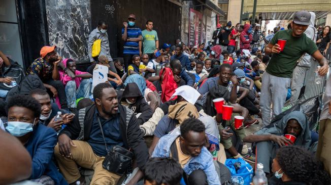 La Reacción De Inmigrantes De Nueva York Ante El Toque De Queda Que ...