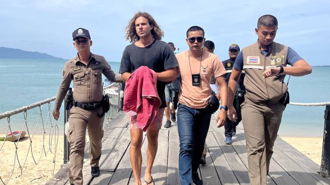 Daniel Sancho, escoltado por la policía tailandesa en el puerto de la isla Koh Samui, en Tailandia.